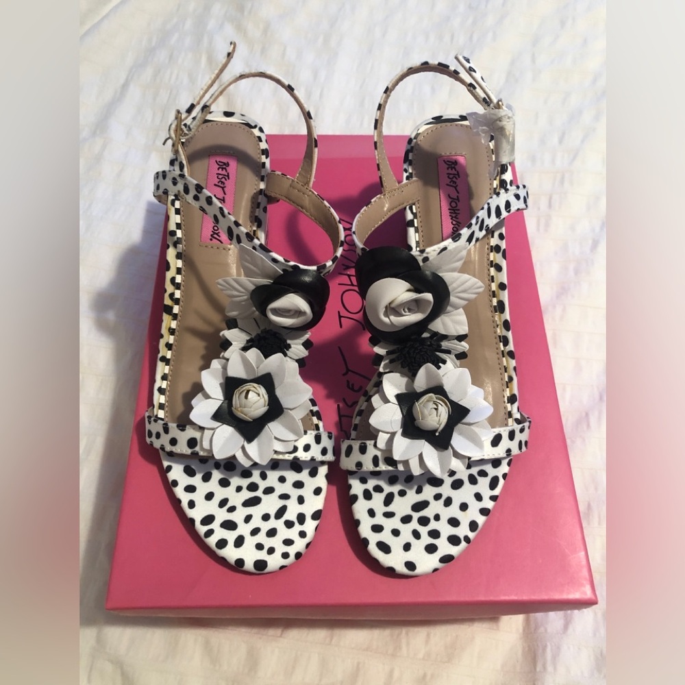 Betsey Johnson Open Toe Floral Black White Casual Polka Dot Coquette Block Heels - Picture 2 of 9